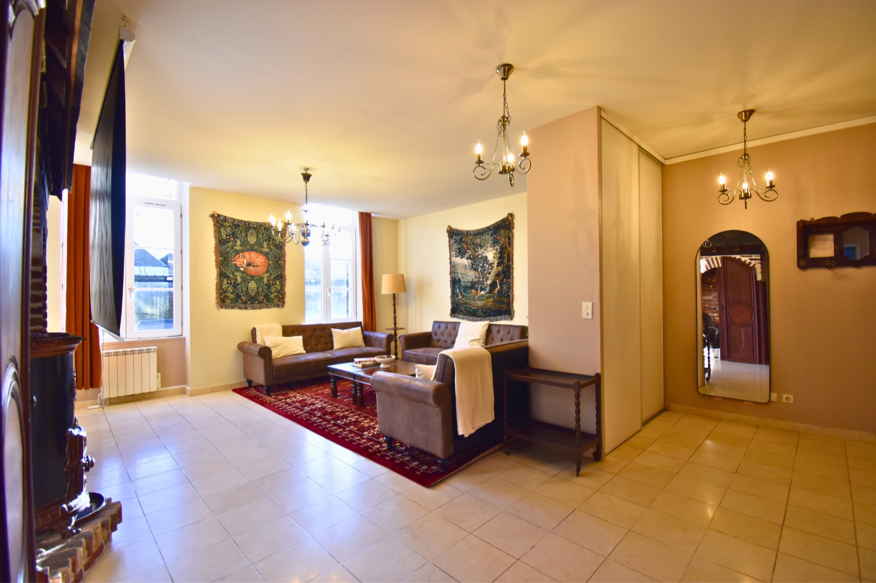 La Salle des Arches — salon de réception avec tapisseries