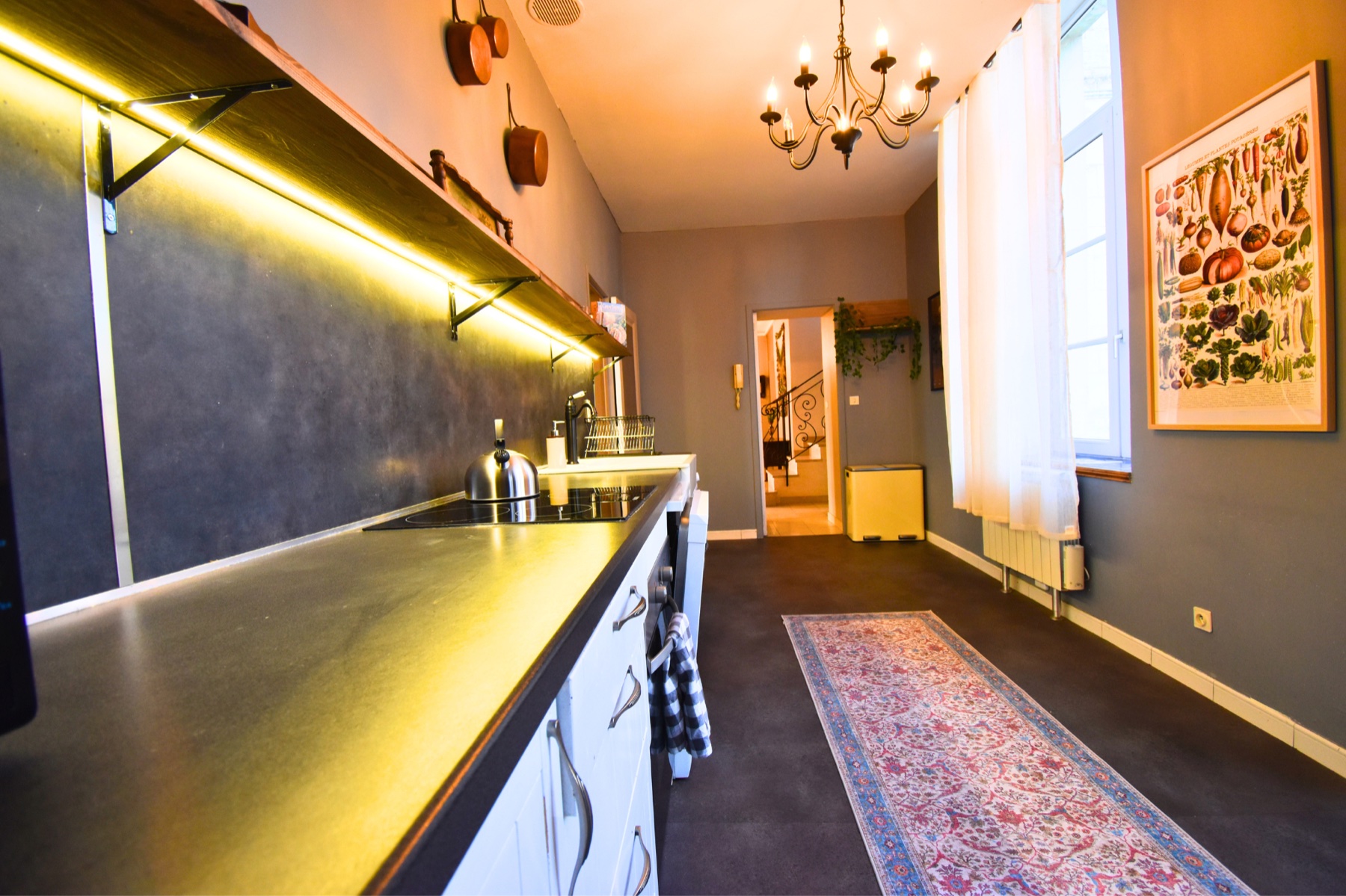 La Salle des Arches — cuisine équipée sous lustre et arches XVIIIᵉ
