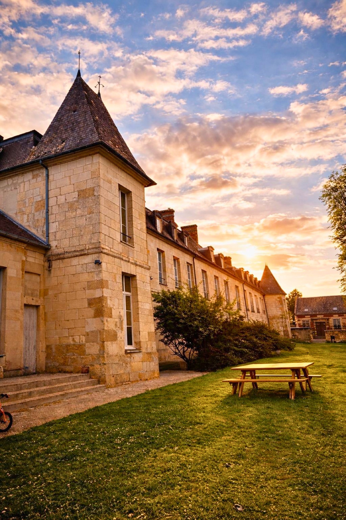 Château de Ravenel au coucher du soleil, domaine historique du XVIIIᵉ siècle dans l'Oise
