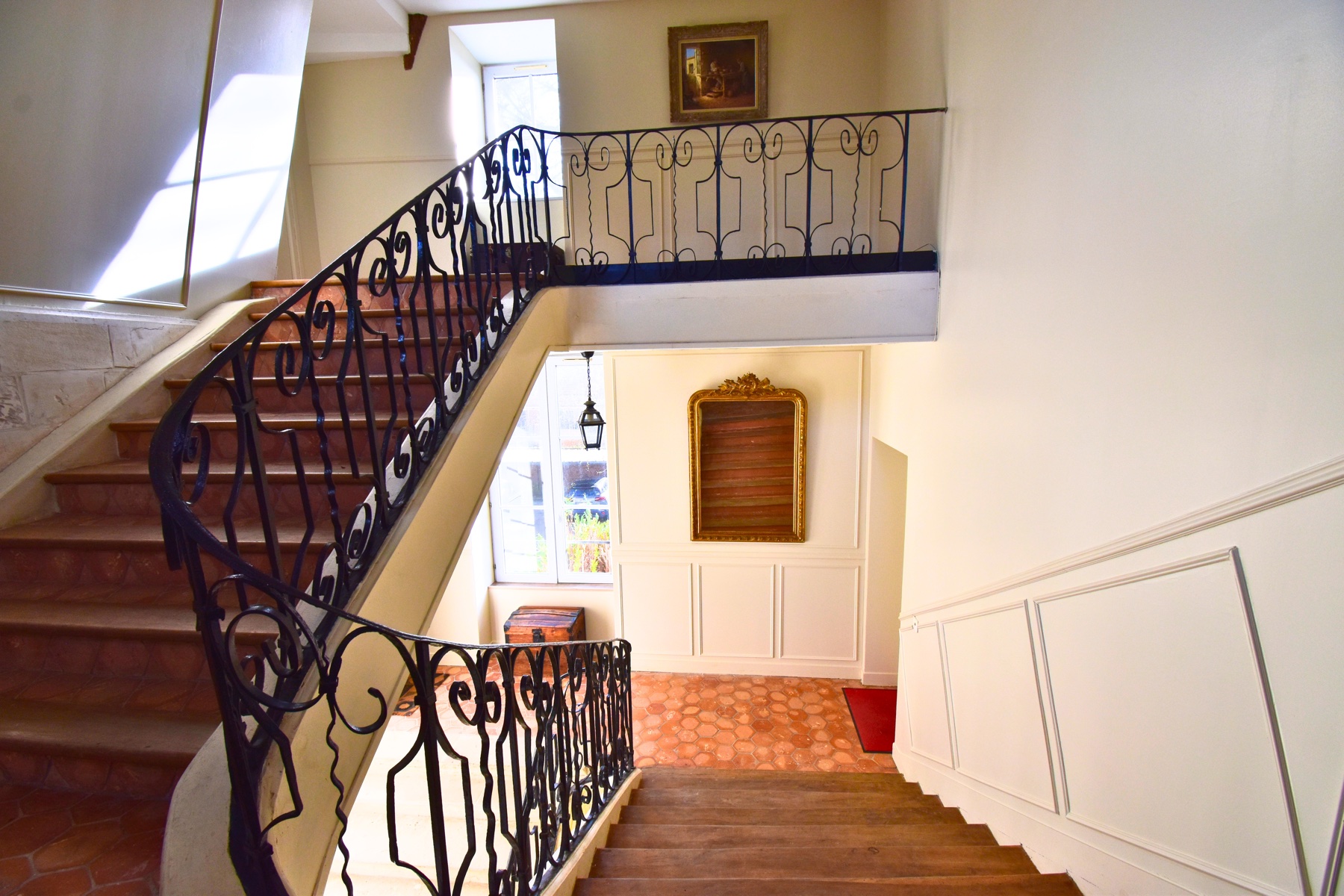 Intérieurs rénovés du Château de Ravenel — boiseries et confort moderne
