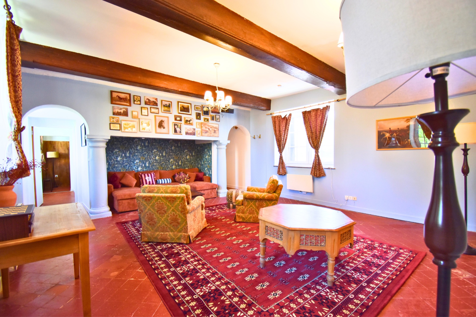 Le Haras Royal — grand salon sous poutres apparentes