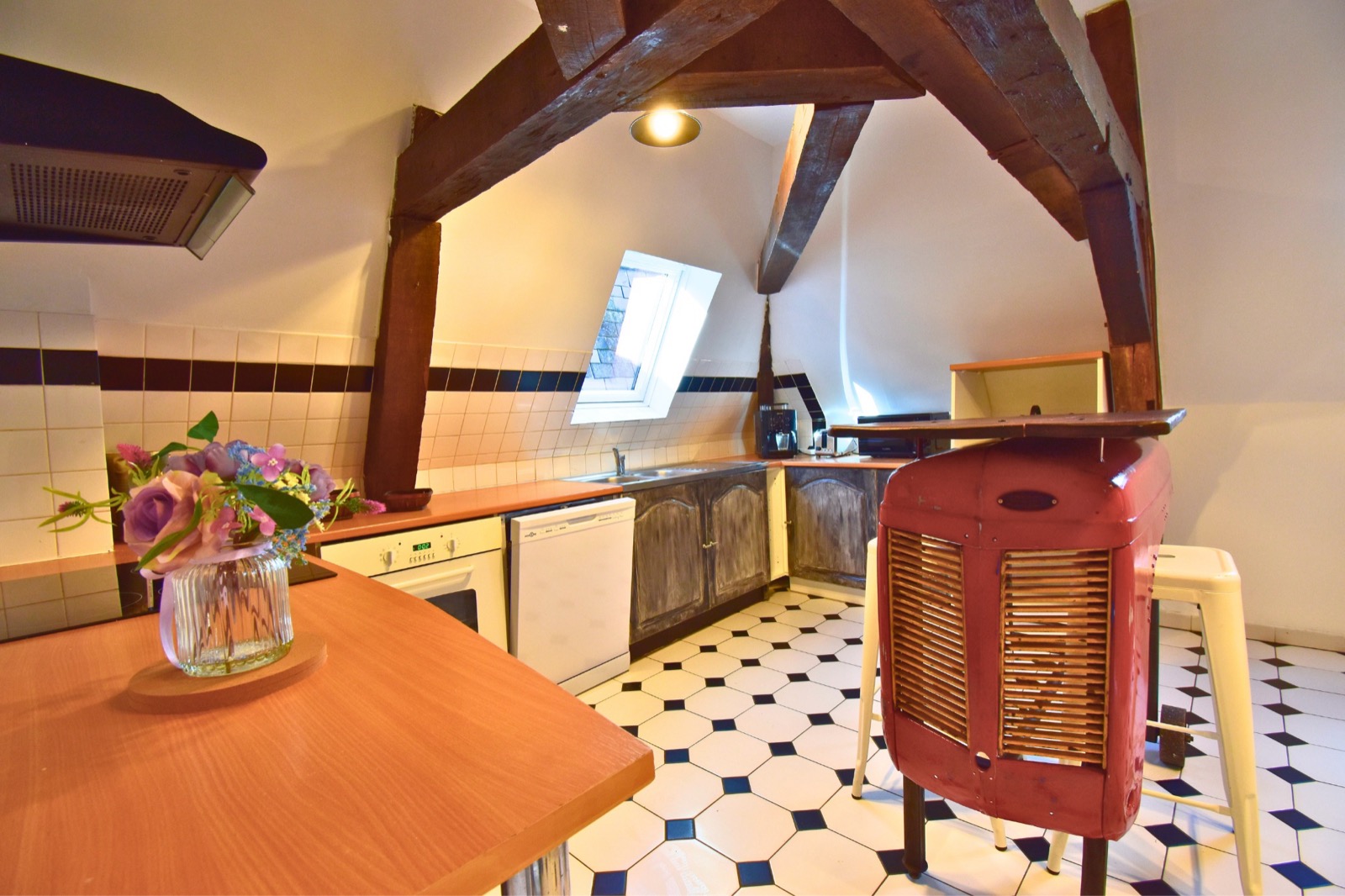 Le Loft des Charpentiers du Roi — cuisine équipée sous combles