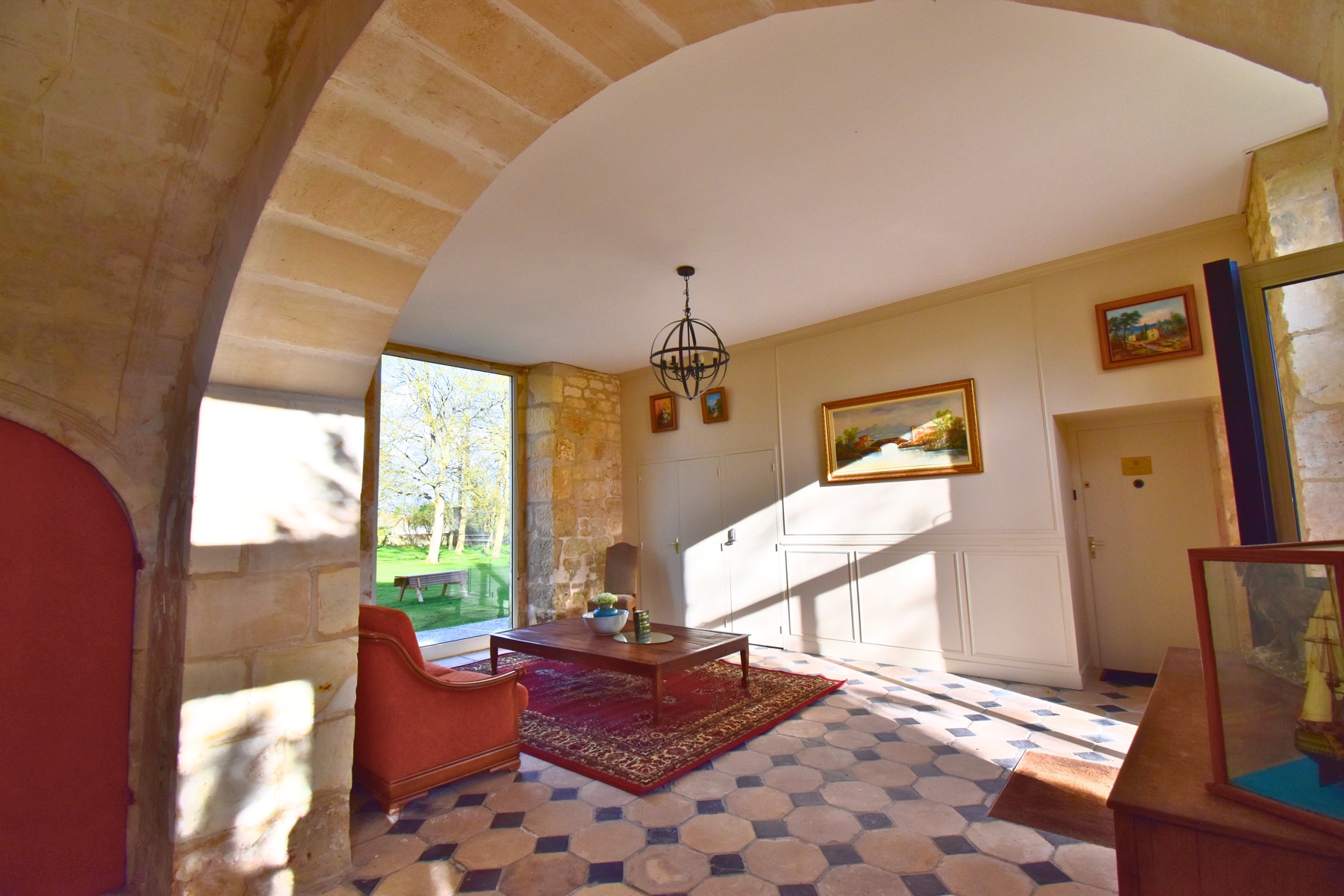 Intérieur rénové du Château de Ravenel — salon sous les arches